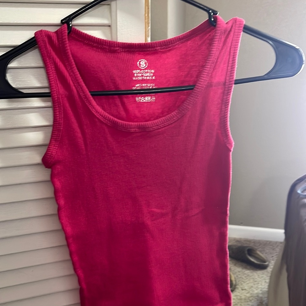 Dark pink muscle tank. Super super stretchy. Size small with no brand name.